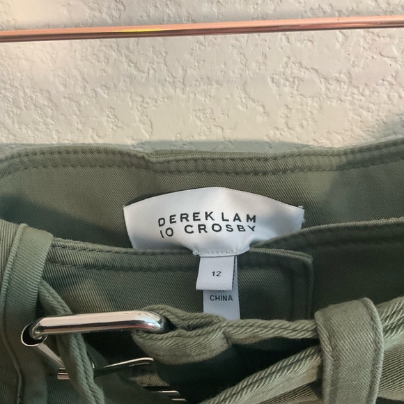 10 Crosby Derek Lam Green Cargo Shorts with Tailored Fit - Picture 3 of 4